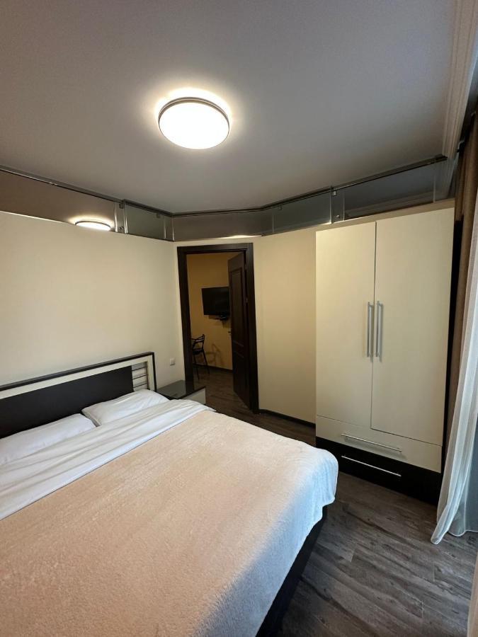 Pirosmani Mini Hotel Batoemi Buitenkant foto