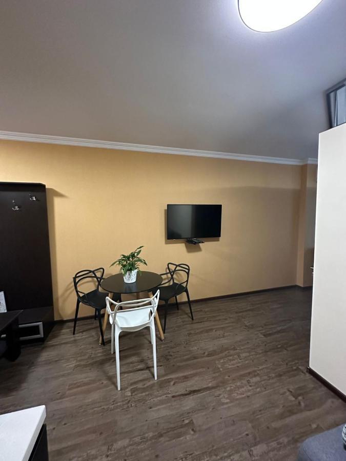 Pirosmani Mini Hotel Batoemi Buitenkant foto