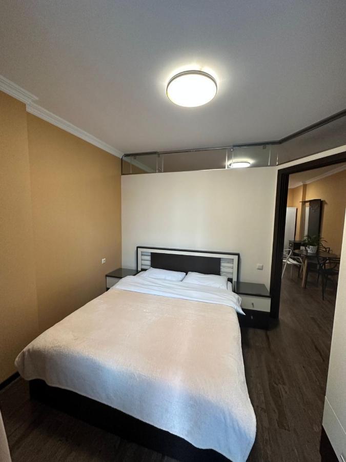 Pirosmani Mini Hotel Batoemi Buitenkant foto