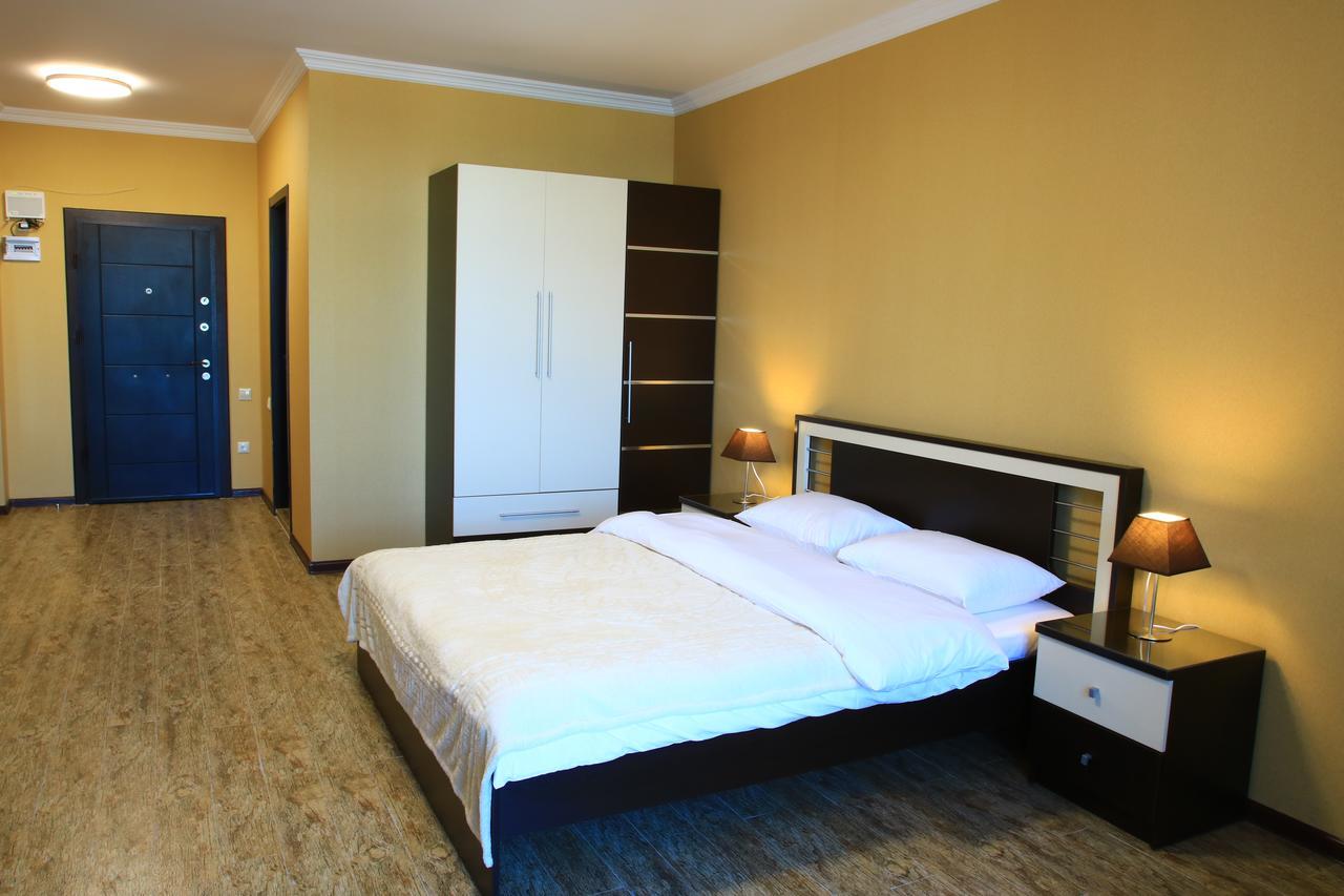 Pirosmani Mini Hotel Batoemi Buitenkant foto