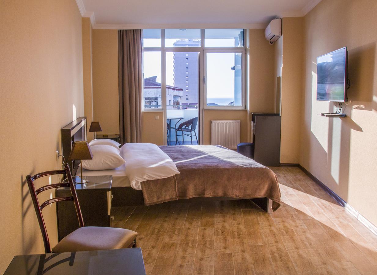 Pirosmani Mini Hotel Batoemi Buitenkant foto
