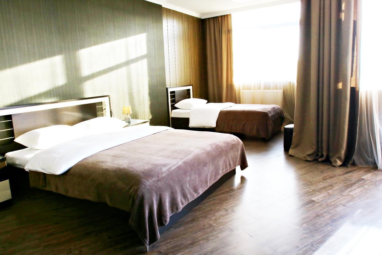 Pirosmani Mini Hotel Batoemi Buitenkant foto