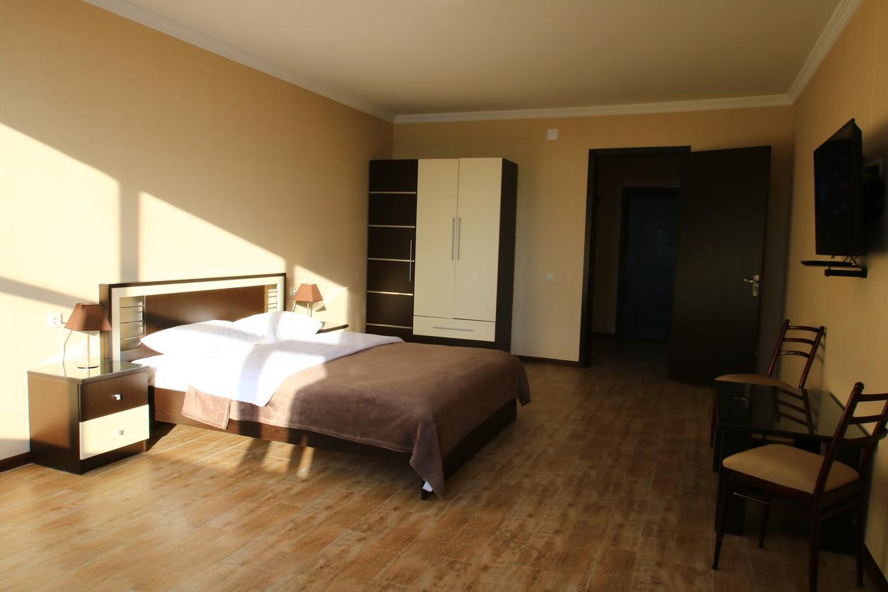 Pirosmani Mini Hotel Batoemi Buitenkant foto
