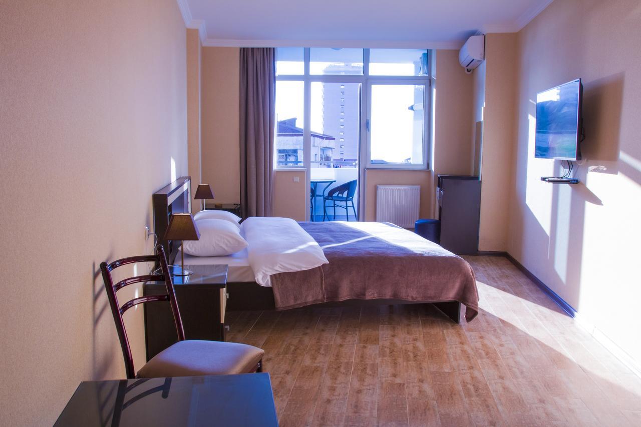 Pirosmani Mini Hotel Batoemi Buitenkant foto