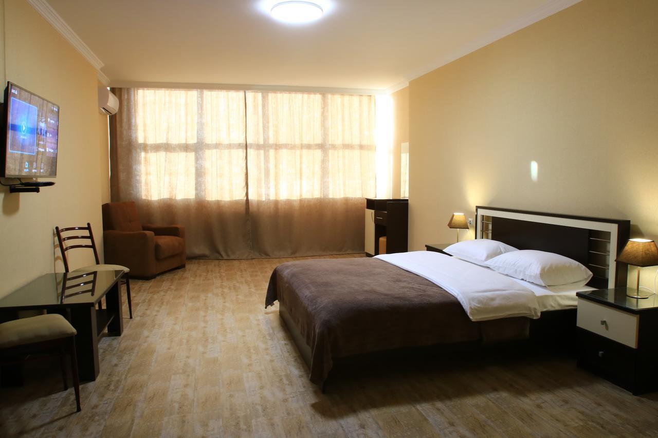 Pirosmani Mini Hotel Batoemi Buitenkant foto