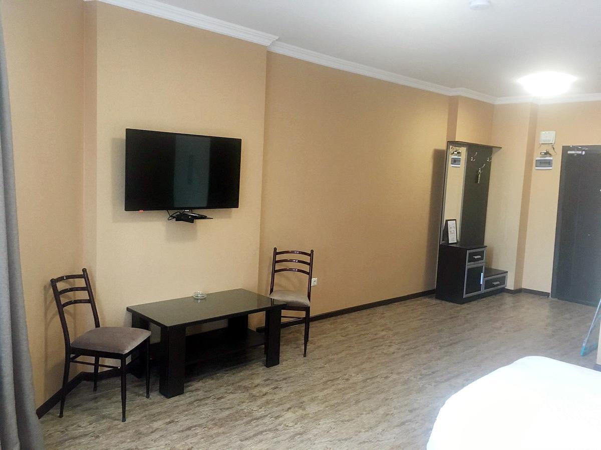 Pirosmani Mini Hotel Batoemi Buitenkant foto