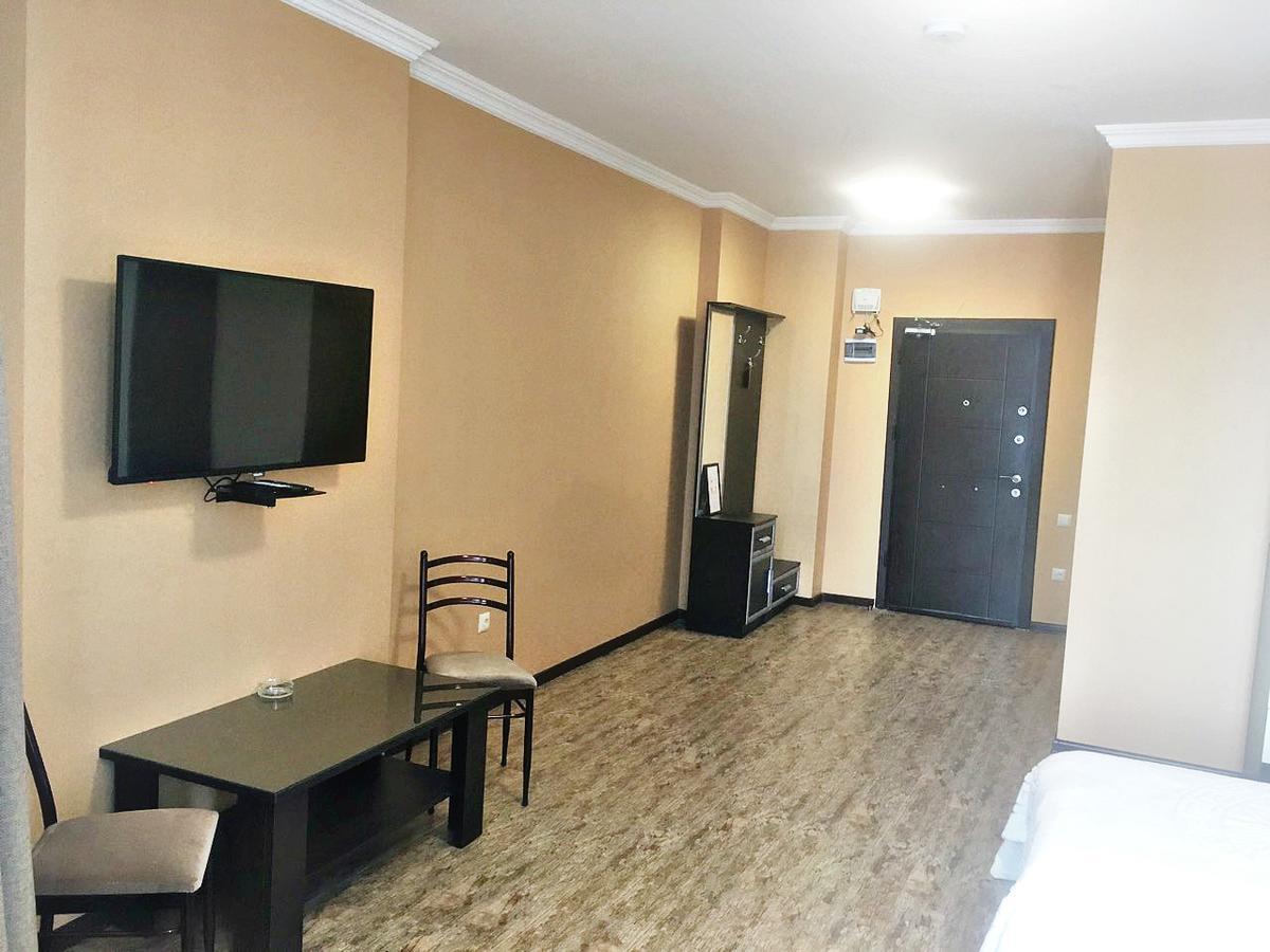 Pirosmani Mini Hotel Batoemi Buitenkant foto