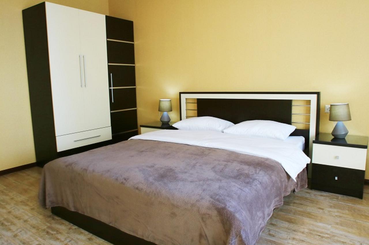 Pirosmani Mini Hotel Batoemi Buitenkant foto