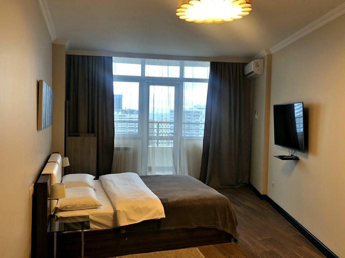 Pirosmani Mini Hotel Batoemi Buitenkant foto