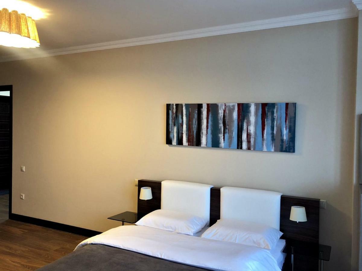 Pirosmani Mini Hotel Batoemi Buitenkant foto