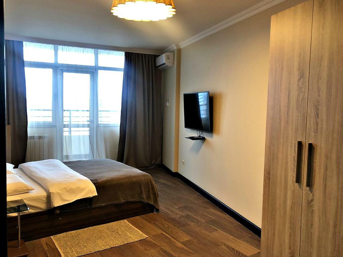 Pirosmani Mini Hotel Batoemi Buitenkant foto